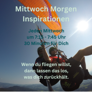 Inspiration ist die Basis für deinen Erfolg. Das Foto zeigt einen Tandem-Paragleiter, der begeistert seinen ersten Flug erlebt. Er wird geführt und gleichzeitig genießt er, weil gerade eine Veränderung in ihm stattfindet