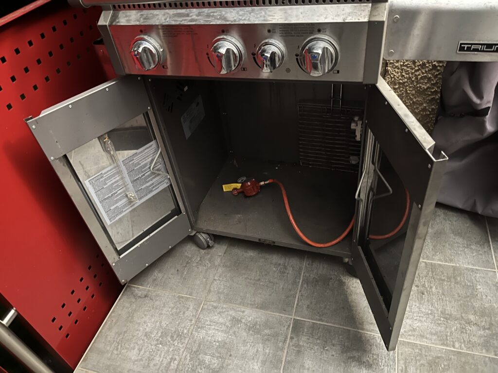 Leerer Grillraum als Symbol fürs Loslassen und die feely-Methode – Christian Schober