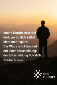 Ein Mensch steht im Sonnenaufgang auf einem Berggipfel und blickt in die weite, ruhige Landschaft aus sanften Hügeln und Tälern. Links im Bild steht ein Zitat über innere Unruhe und die Entscheidung für sich selbst, verfasst von Christian Schober.