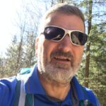 Christian, Dein Zuhörer in Großaufnahme und Sonnenbrille wandern am Waldrand